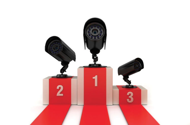 Trois caméras de vidéo surveillance sur les marches d’un podium